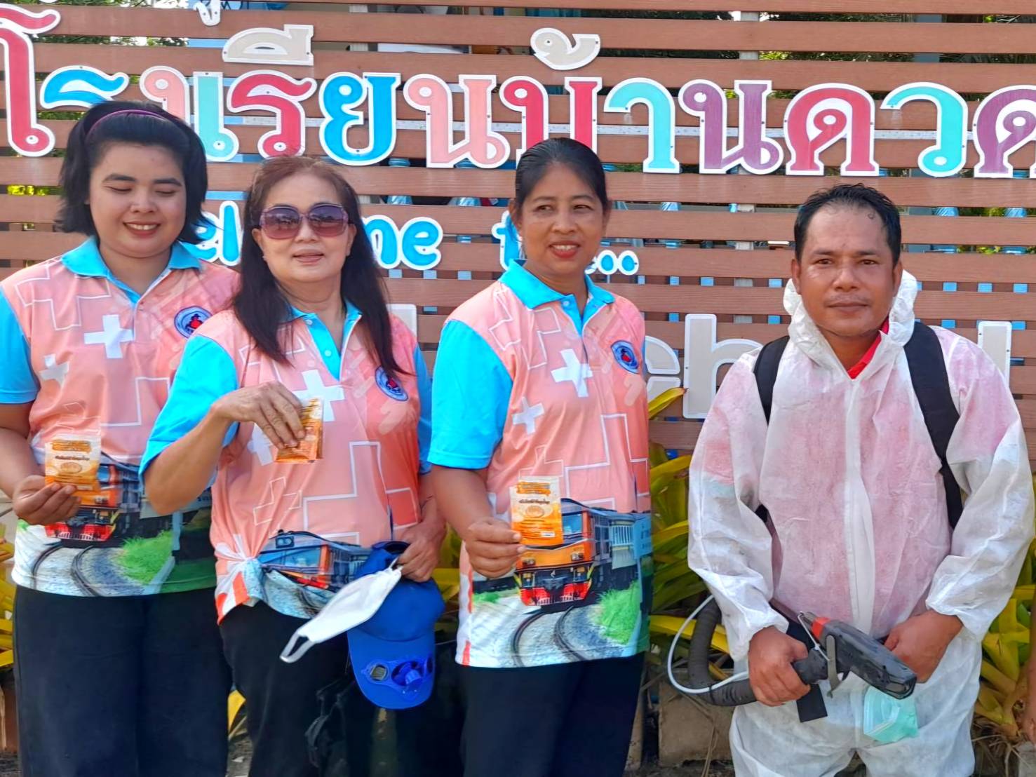 ฉีดพ่นป้องกันและควบคมโรคไข้เลือดออก พร้อมยาฆ่าเชื้อทำความสะอาดโรงเรียนก่อนเปิดภาคเรียน
วันที่ 30-31 ตุลาคม 2567 องค์การบริหารส่วนตำบลสวนแตง โดย นายวิทยา ทองบุญช่วย นายกองค์การบริหารส่วนตำบล มอบหมายให้ นายสิทธิวัฒน์ ทิพย์วิเศษ เจ้าพนักงานป้องกันและบรรเทาสาธารณภัย ดำเนินการฉีดพ่นป้องกันและควบคมโรคไข้เลือดออก พร้อมยาฆ่าเชื้อทำความสะอาดโรงเรียนก่อนเปิดภาคเรียน จำนวน 4 โรง ในเขตพื้นที่ตำบลสวนแตง ประจำภาคเรียนที่ 2/2567